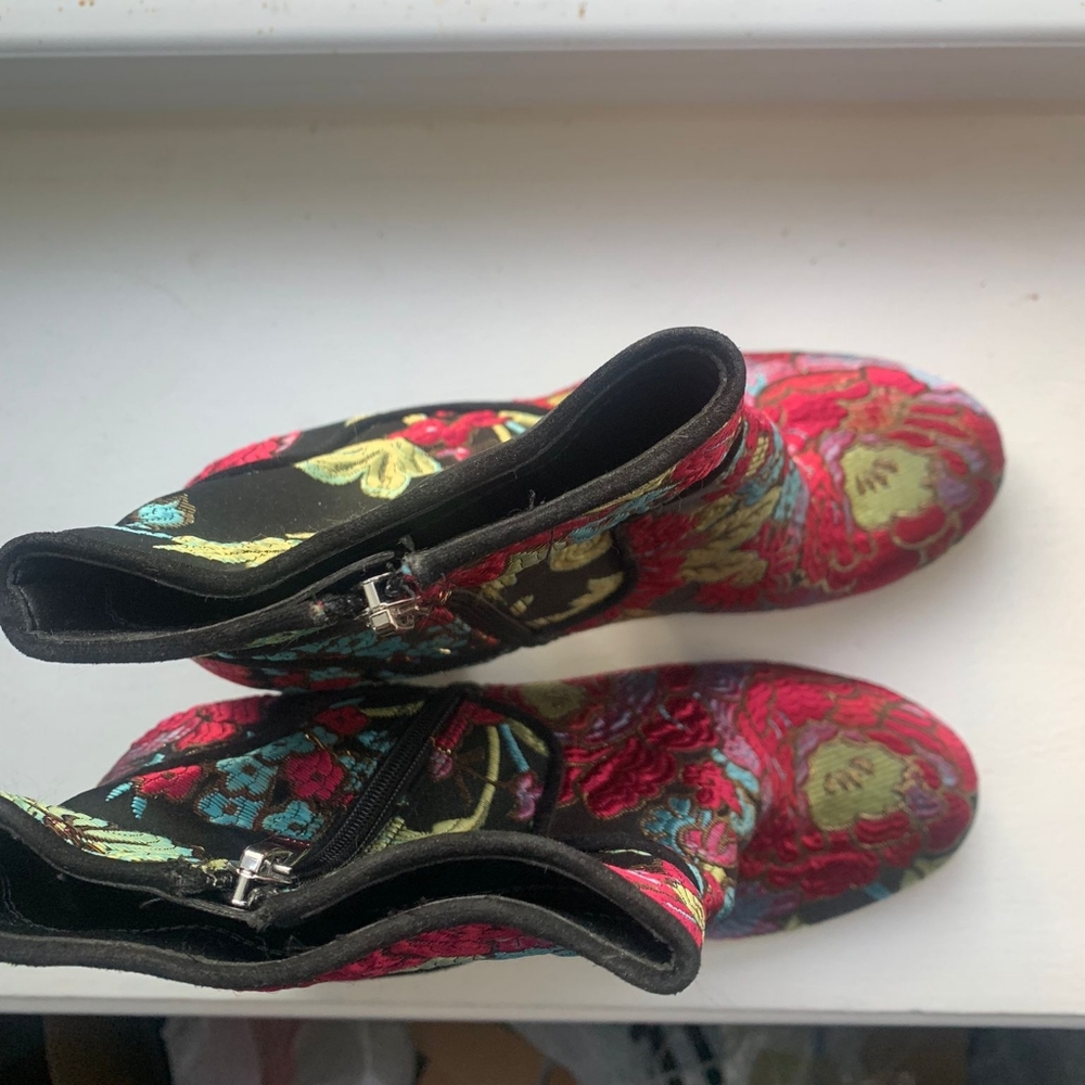 Shoe - Picture 3 of 8